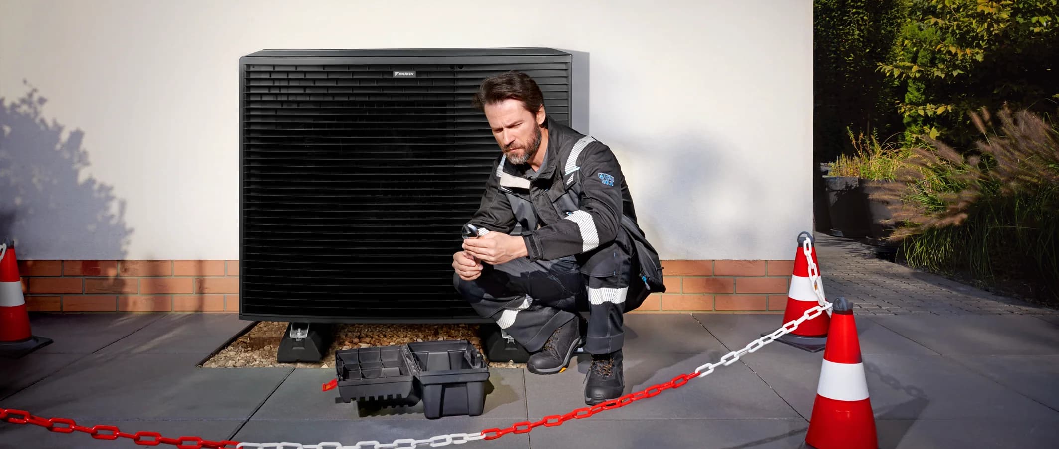 Daikin-monteur controleert installatie met meetapparatuur