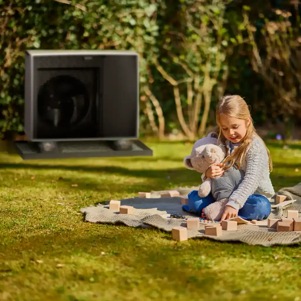 Daikin Altherma 4 H in de tuin met kind