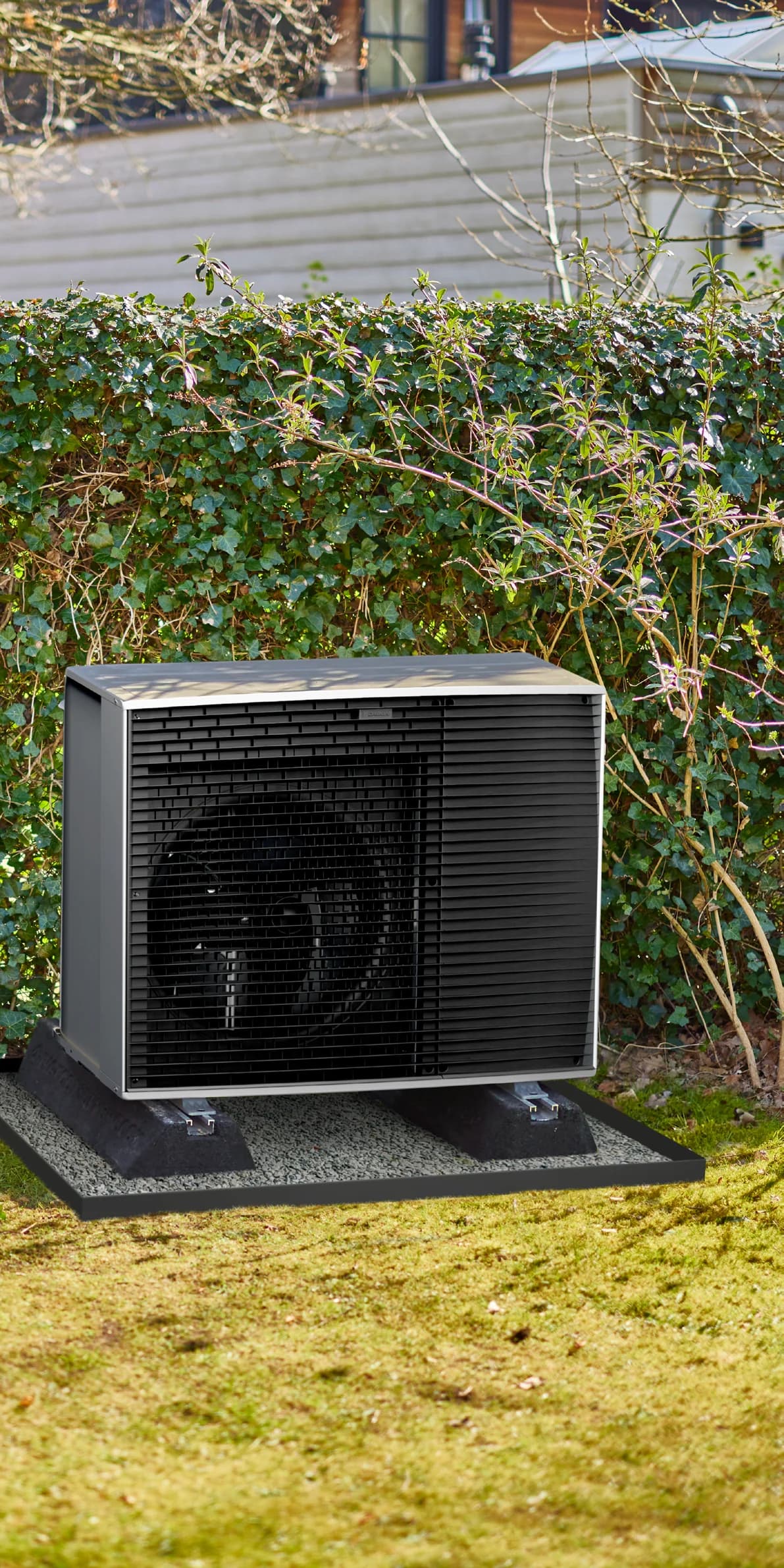 Daikin Altherma 4 H buitenunit in tuin