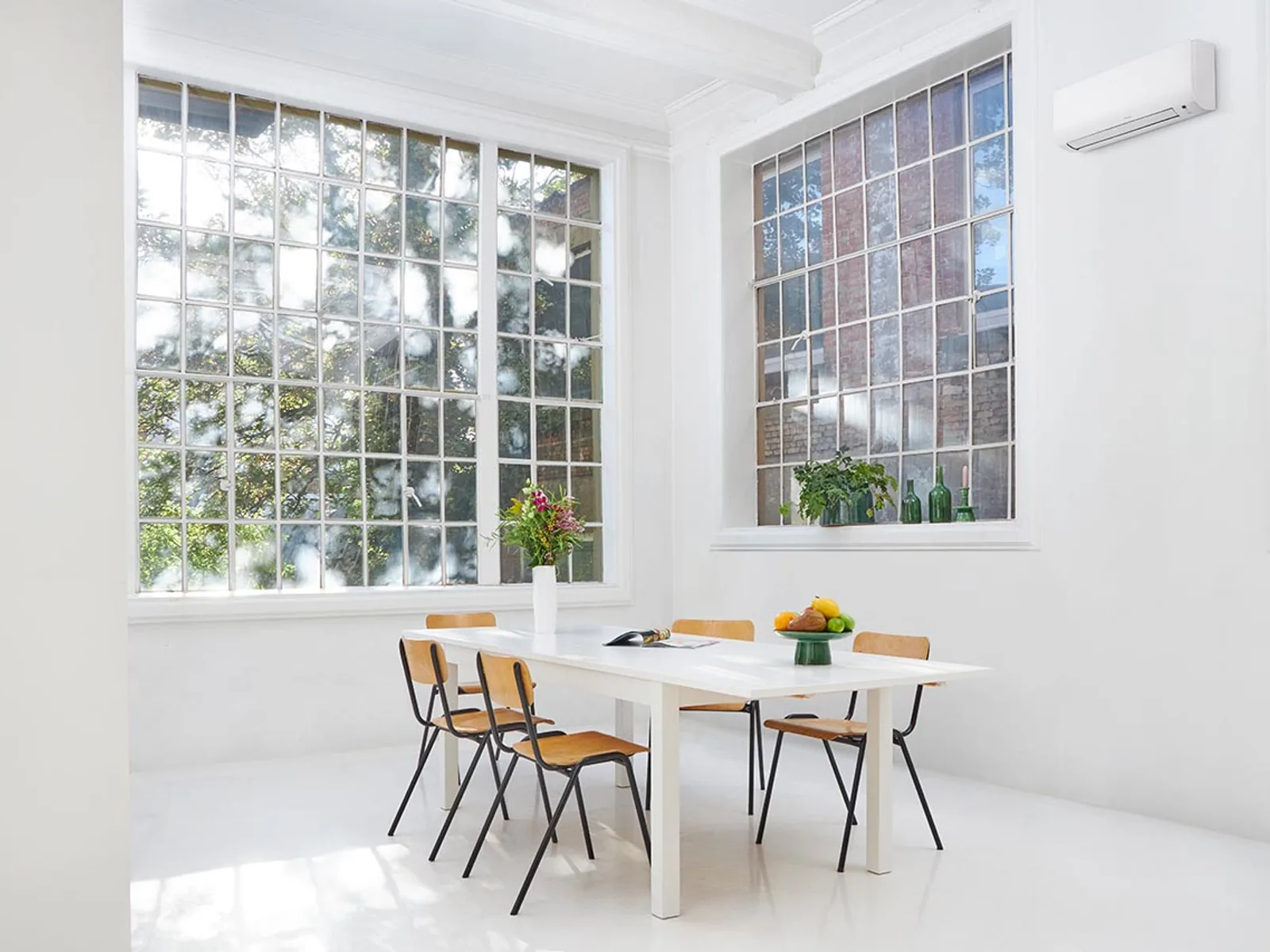 Daikin Comfora wandmodel in een lichte eetkamer