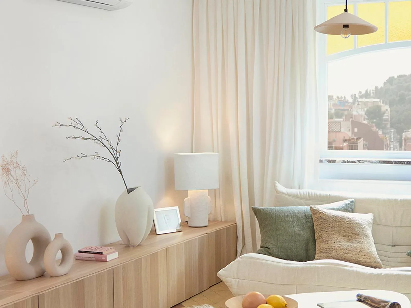 Daikin Sensira wandmodel in een sfeervolle woonkamer